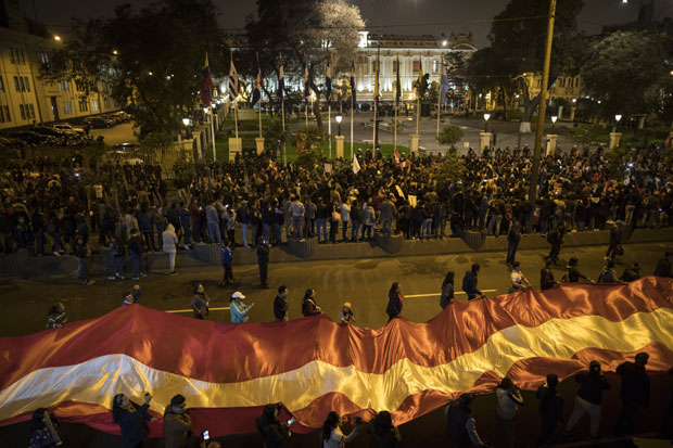 ПОЛИТИЧКИ ХАОС У ПЕРУУ: Конгрес сменио председника, његове присталице окупљене испред зграде (ФОТО/ВИДЕО)